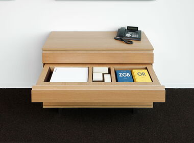 Sideboard Eiche natur. Hochwertige Auskleidung der Schubladen in Leder für perfekte Anordnung der Utensilien.