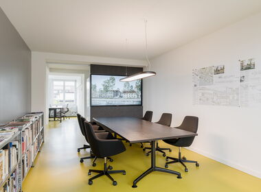 VP Architekten: Konferenztisch Eiche gebeizt