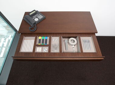 Sideboard Eiche gebeizt. Hochwertige Auskleidung der Schubladen in Leder für perfekte Anordnung der Utensilien.