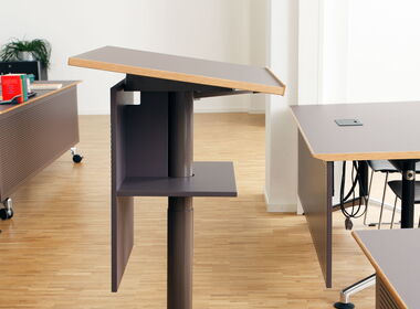 Rednerpult, Platte Linoleum Desk Top. Höhenverstell und schrägstellbar. Ablagetablar für Utensilien. Bodenplatte mit Rollen.