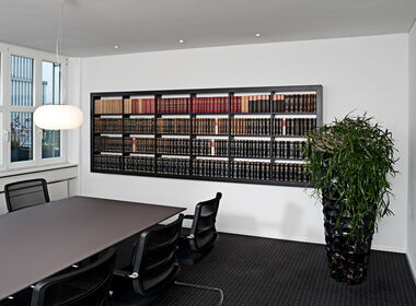 Regal mit Wandaufhängung für die Präsentation hochwertiger Bücher in Eiche gebeizt nach Kundenvorgabe.