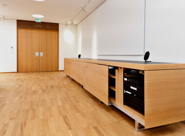Sideboard in Eiche furniert. Innen Platz für Medientechnik und Verkabelung.