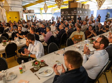Gäste applaudieren im vollen Festsaal