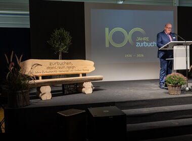 Ansprache am Kundenanlass, vorne die Holzbank «Verbunden mit Amlikon-Bissegg»
